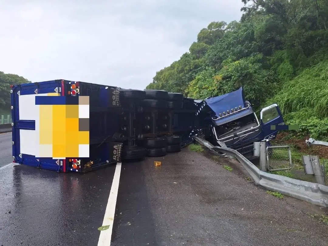 國3北上苑裡路段發生大貨車翻車事故。（圖／警方提供）