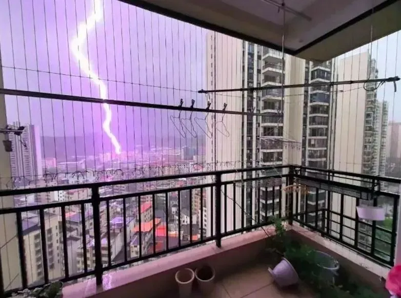 大陸多地出現強對流天氣,昨天遼寧有2名旅客撐傘徒步走過遼寧錦州北站火車站的廣場時,遭到雷擊瞬間倒地。(圖/翻攝畫面)