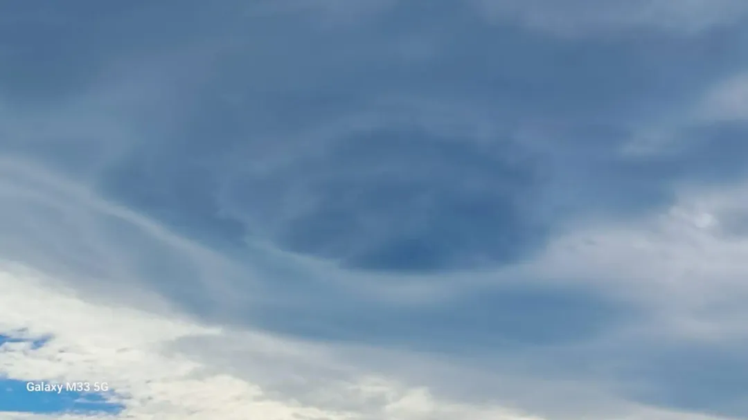 一圈又一圈交疊的雲層，看起來很像科幻片中的「飛碟」。（圖／民眾提供）