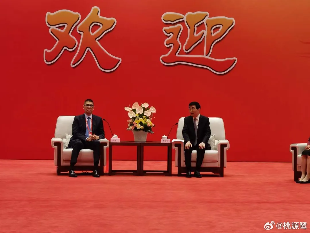 連勝文（左）赴大陸時，曾會見中共中央政治局常委王滬寧（右）。（取自微博）