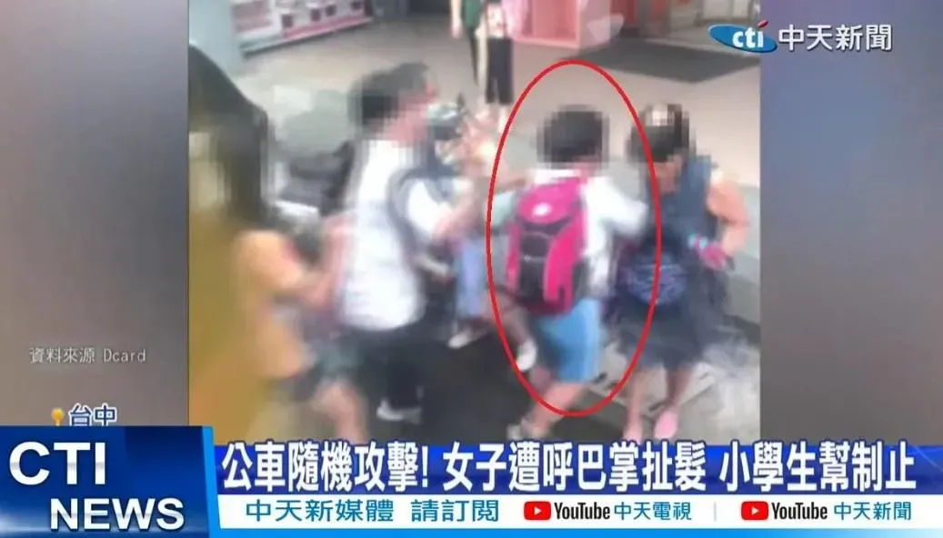 婦人出手打人,小六女童出手制止。(圖/中天新聞)