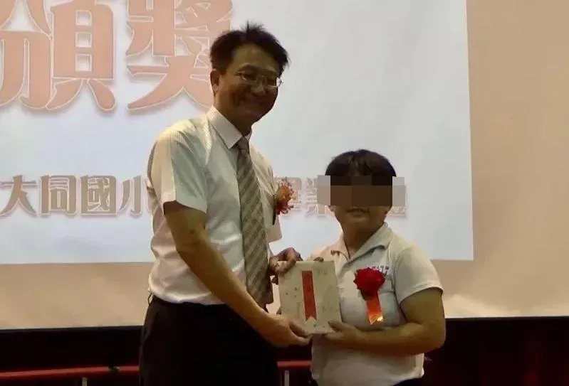 大同國小校長馬任賢頒發獎狀給何姓女童。(圖/翻攝畫面)