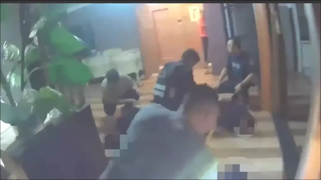 警方前往新莊救出遭擄的康男，並逮捕擄人的楊男等5人。（圖／翻攝畫面）