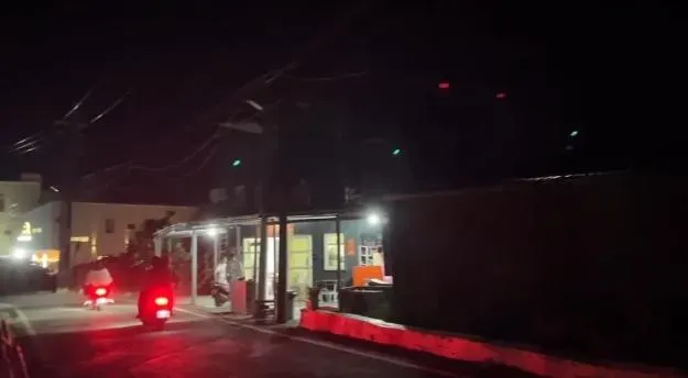 台電表示事故原因為假日人潮瞬間負載突升,保護設備跳脫所致。(圖/中天新聞)