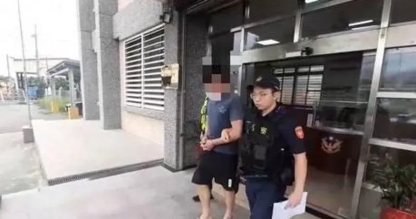醉漢騎車未戴帽,怒打警察被逮。(圖/翻攝畫面)
