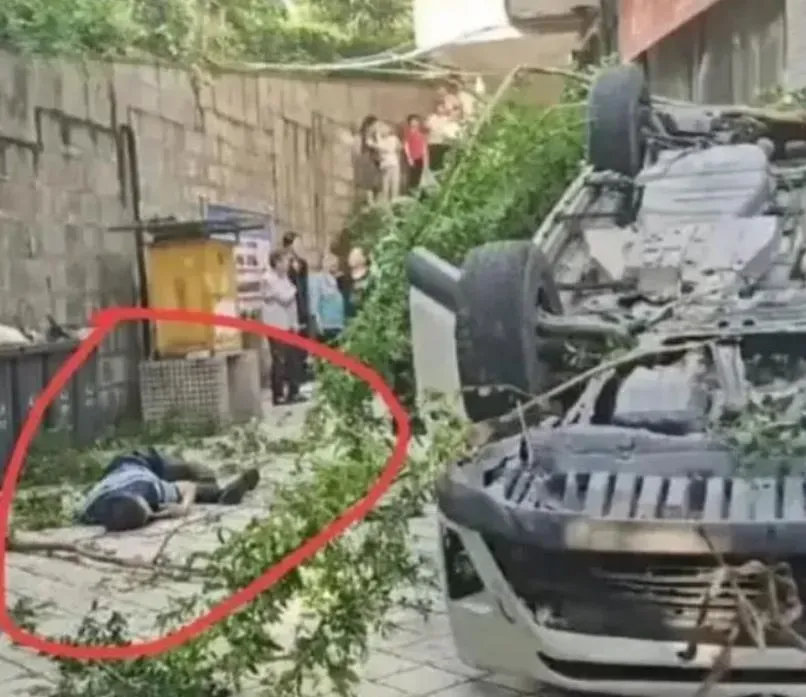 一名男性住戶不幸被車砸中倒地不起。（圖／翻攝微博）