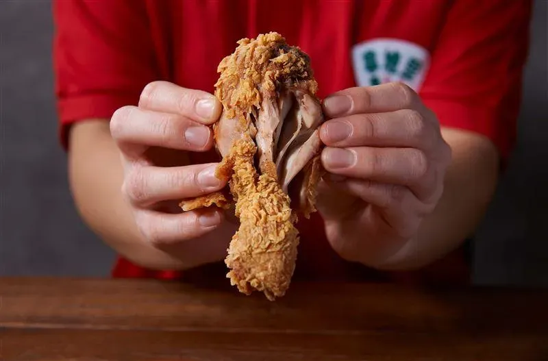 拿坡里炸雞一口咬下,就能嚐到多汁鮮美的雞肉,令人回味無窮。(圖/拿坡里提供)