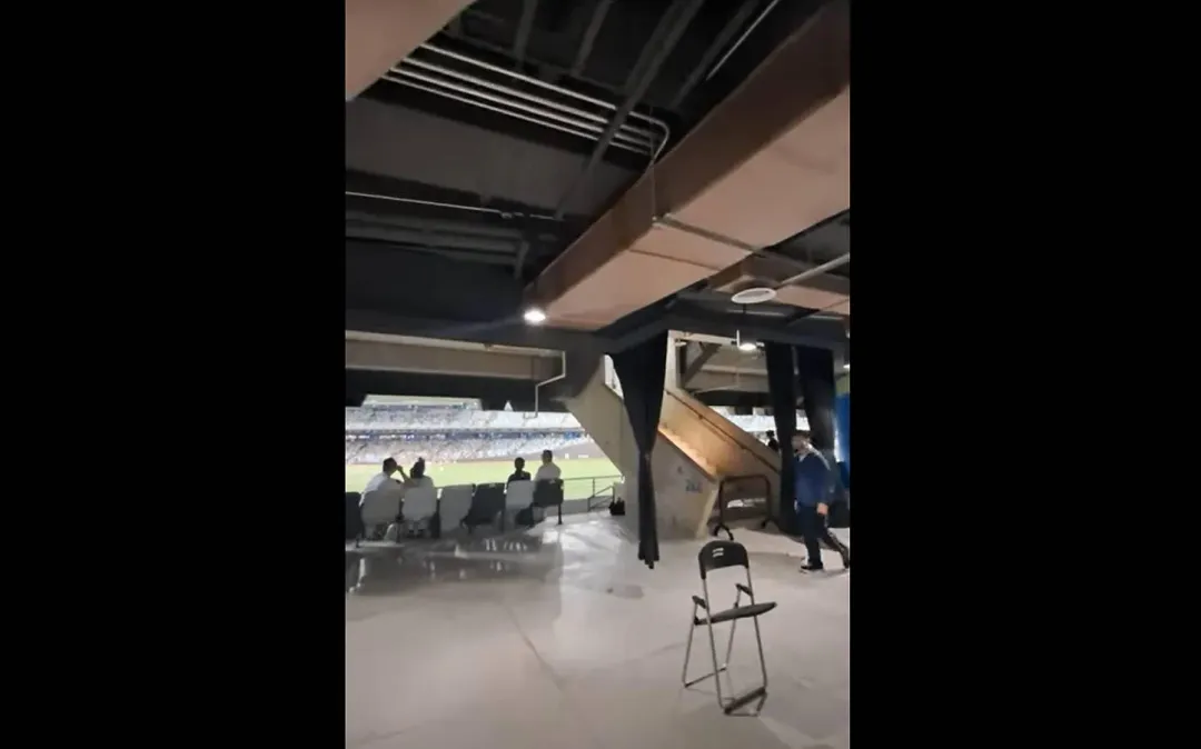 台北大巨蛋16日的賽事又發生漏水事件。（圖／網友提供）