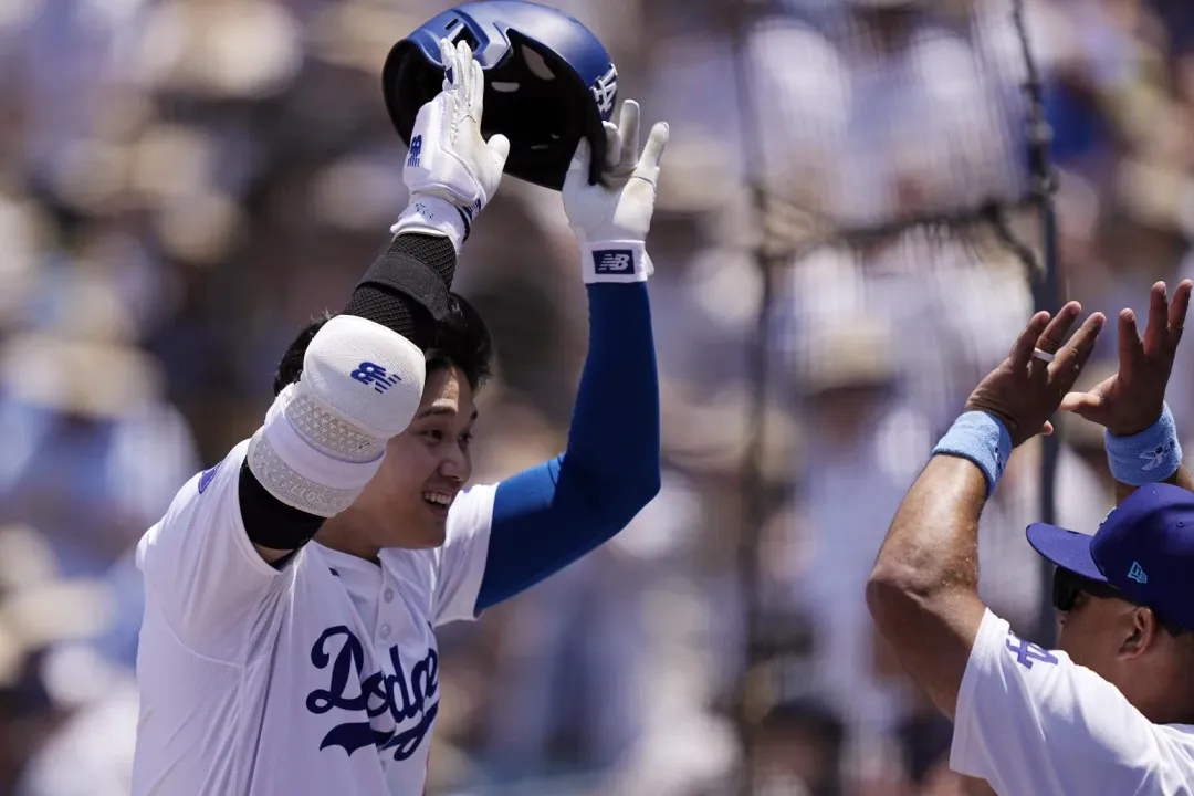 大谷翔平開心和隊友擊掌。(圖/美聯社)