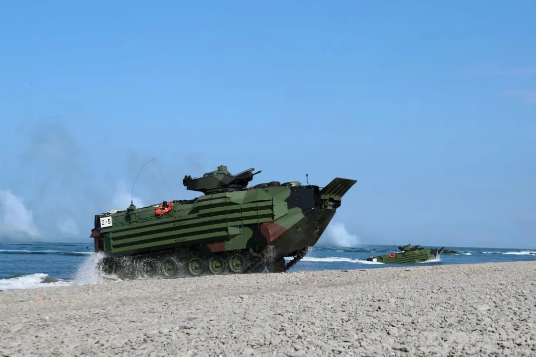 漢光38號演習期間,海軍陸戰隊AAV7登陸屏東加祿堂。(圖/軍聞社)