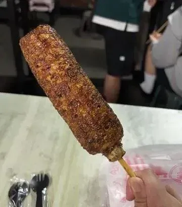 一名網友分享自己在台中旱溪夜市吃到1支只要35元的烤玉米。(圖/翻攝自Dcard)