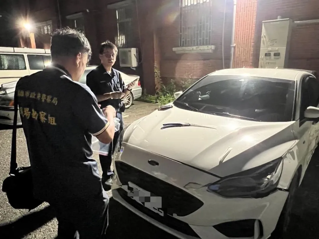 男竟拿出53公分長的長鋸對警方揮舞。（圖／中天新聞）