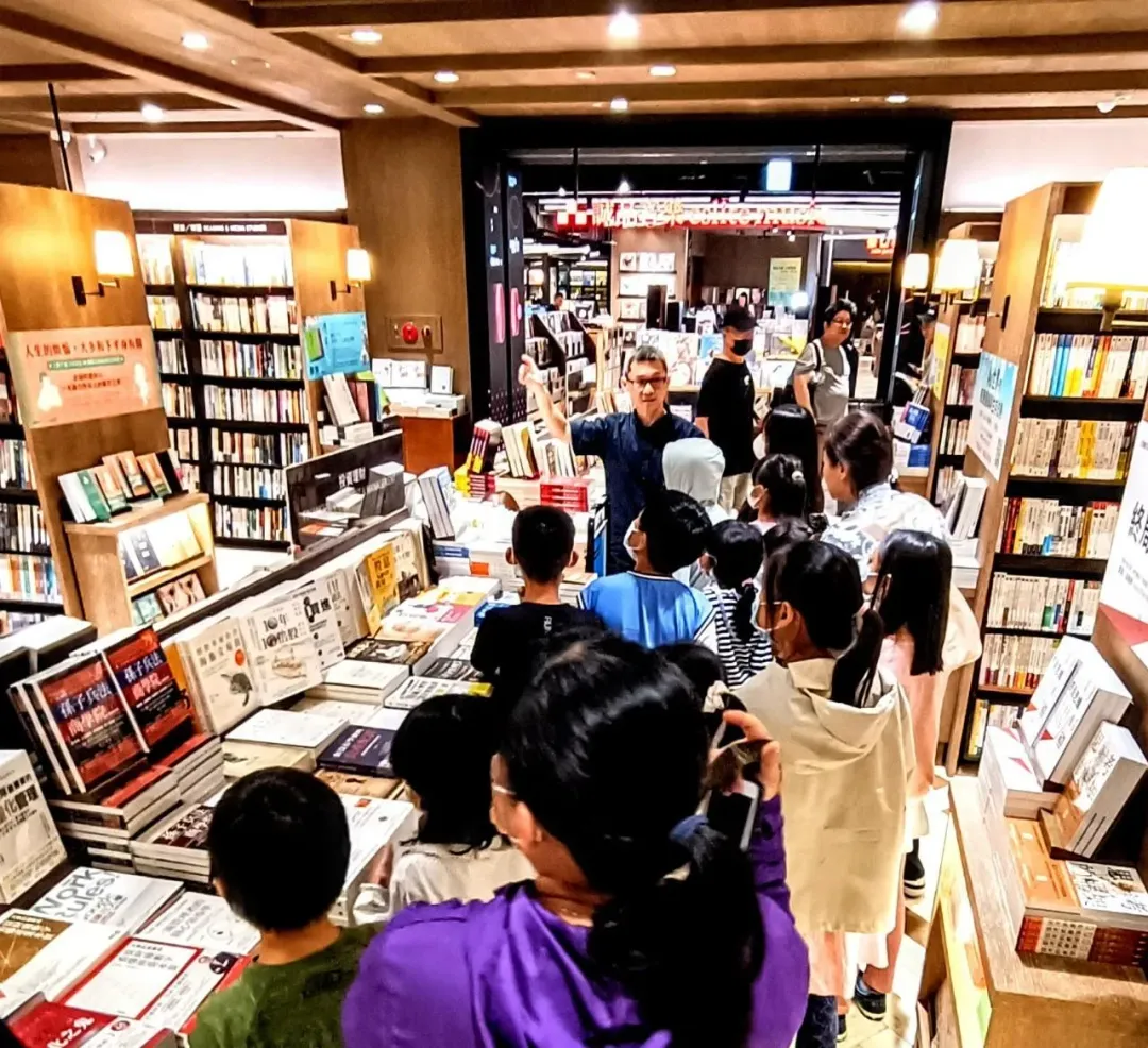 桃園豐盛小衛星小朋友們由誠品松菸KC店長帶領,仔細參觀了誠品書店。(圖/誠品提供)