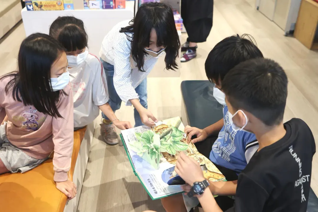 桃園豐盛小衛星小朋友們都對立體書愛不釋手。(圖/誠品提供)