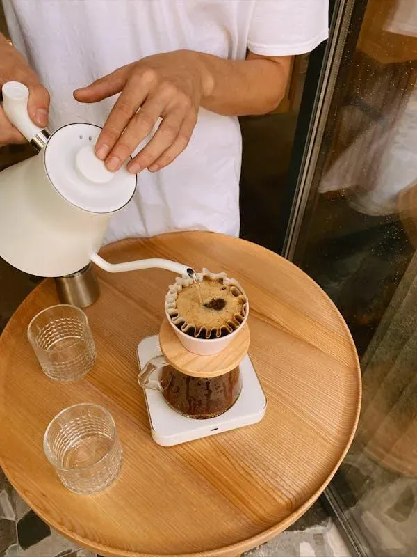 「濾沖還可以把咖啡裡面唯一可能會有害的物質─咖啡白醇吸收掉,避免刺激膽固醇升高」。圖/Pexels