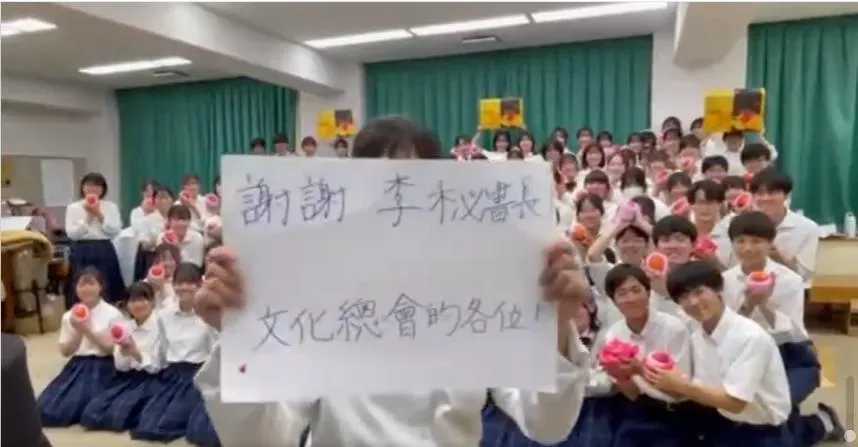 橘色惡魔、翡翠騎士在紙上寫了感謝。(圖/翻攝自文化總會臉書)