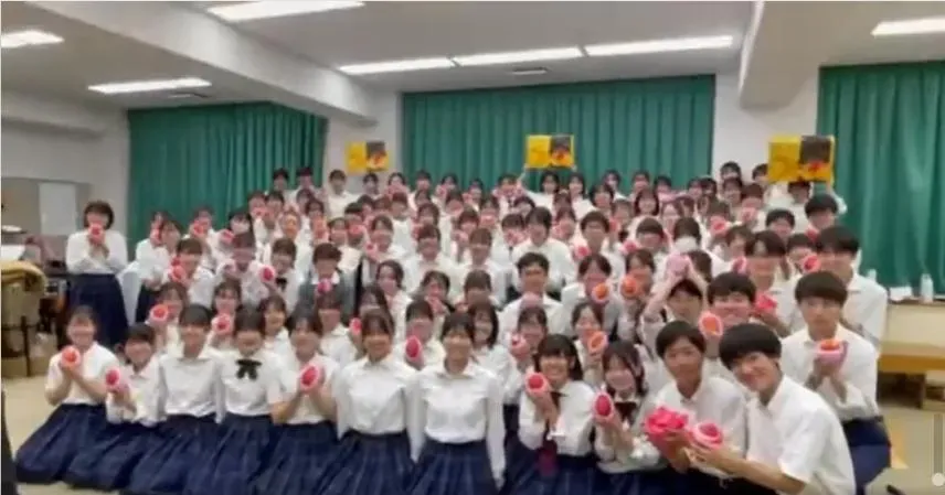 收到芒果後,橘色惡魔、翡翠騎士立刻拍影片表達感謝。(圖/翻攝自文化總會臉書)