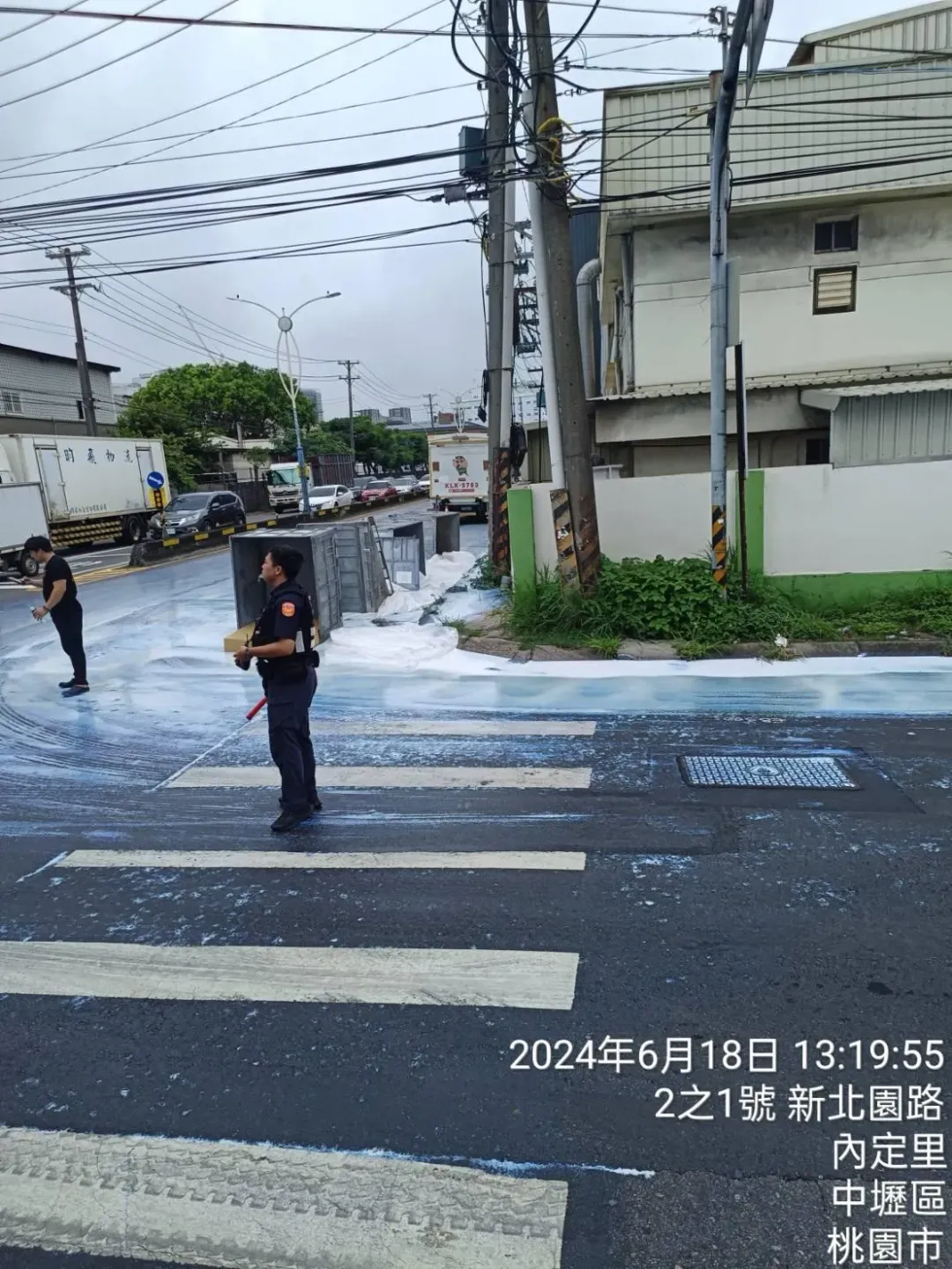 畫面中可見，塗料鋪滿道路，彷彿炙熱的夏天，還可以看到下雪的景象。（圖／民眾提供）