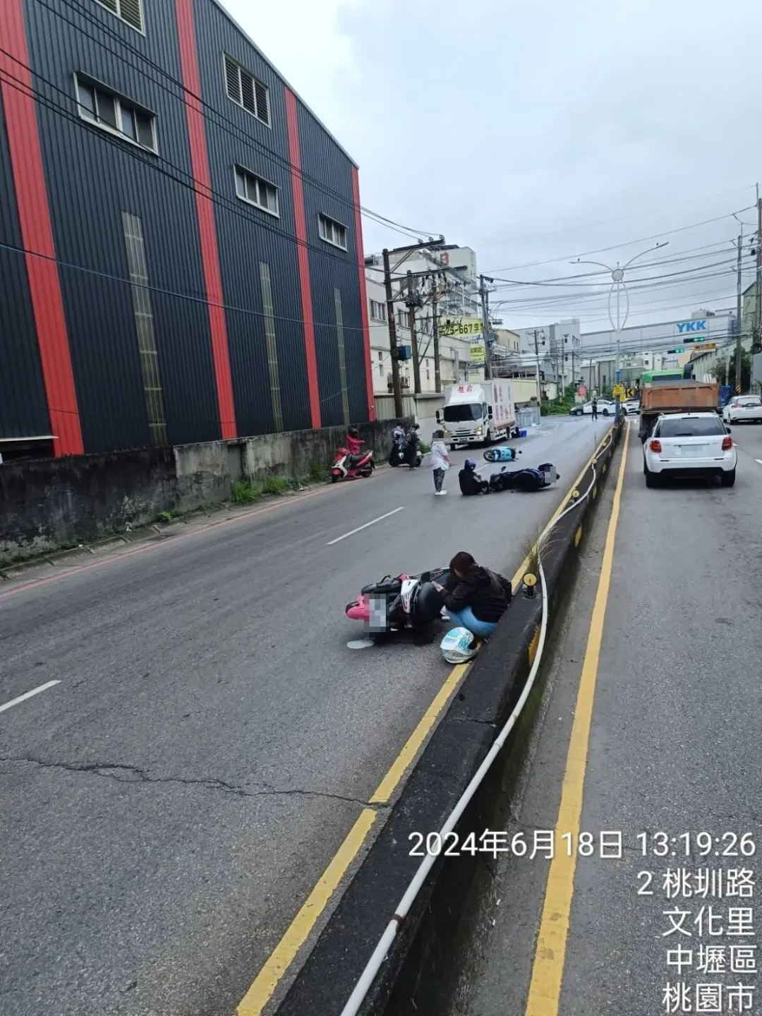 至少5騎士滑倒緊急送醫搶救。（圖／民眾提供）