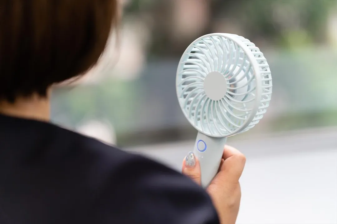 USB攜帶電扇是許多人夏季良伴。（示意圖／photoAC）