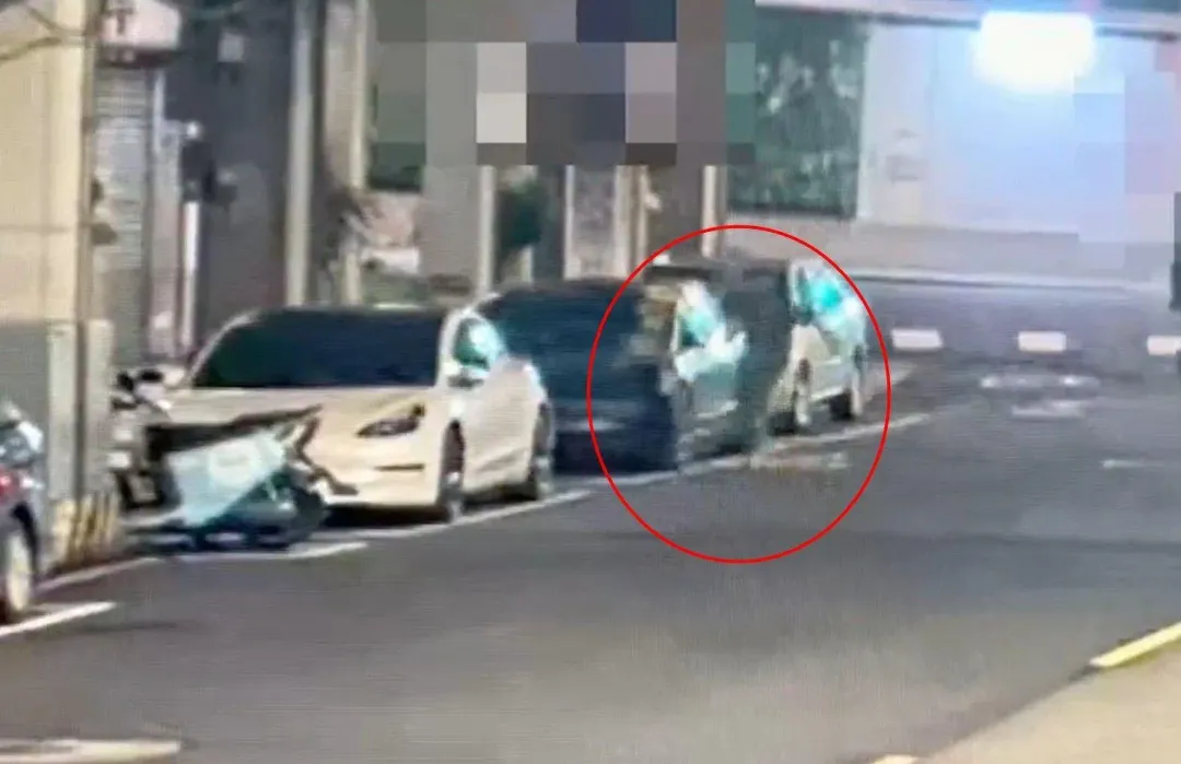 直播主愛車遭人潑黃漆砸毀(紅圈)。(圖/翻攝畫面)
