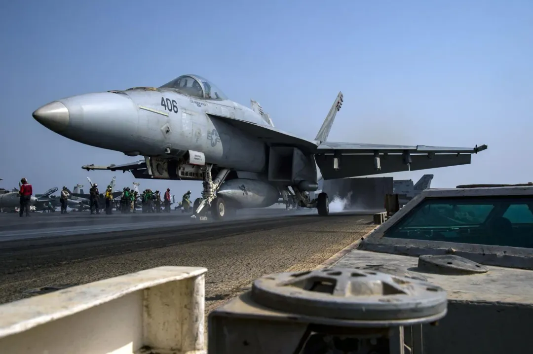 艾森豪號艦上F/A-18E。(圖/美國海軍)