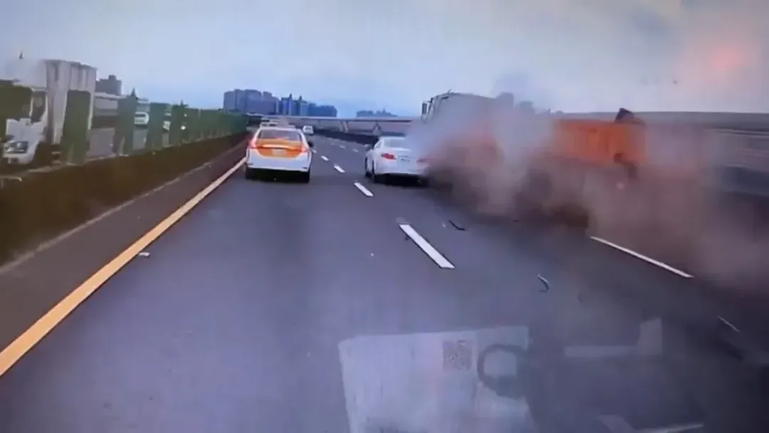 從畫面可見，砂石車爆胎後一路往內側車道偏移。（圖／翻攝畫面）