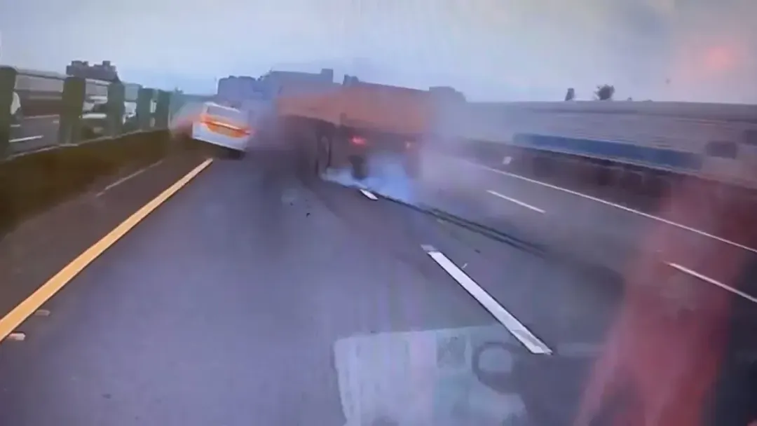 最終計程車差點未能躲過砂石車衝撞，被夾在內側車道。（圖／翻攝畫面）