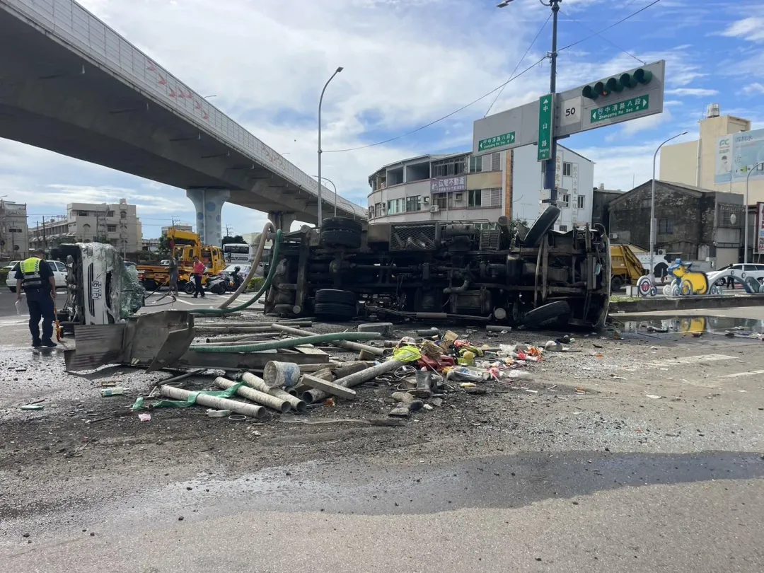 現場水泥預拌車和轎車翻覆，物品散落一地。（圖／翻攝畫面）