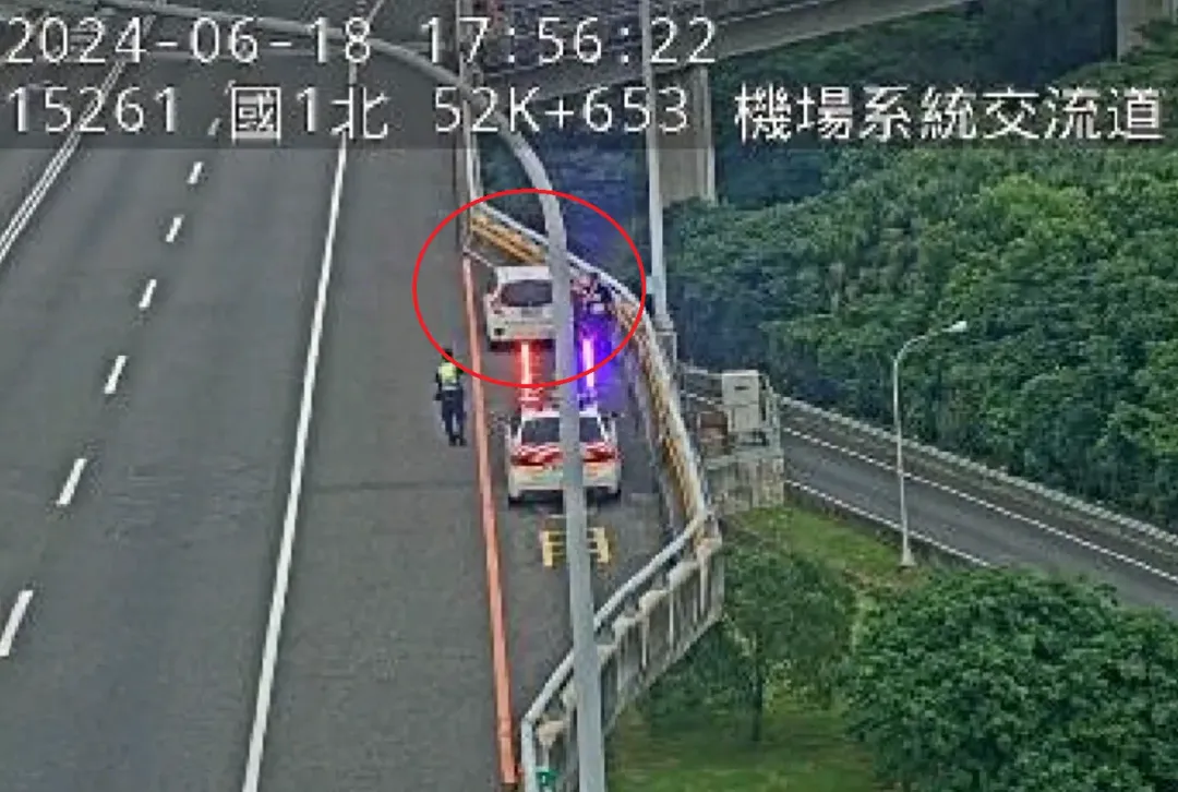 林男開的白色小客車停在避車彎處。（圖／翻攝畫面）