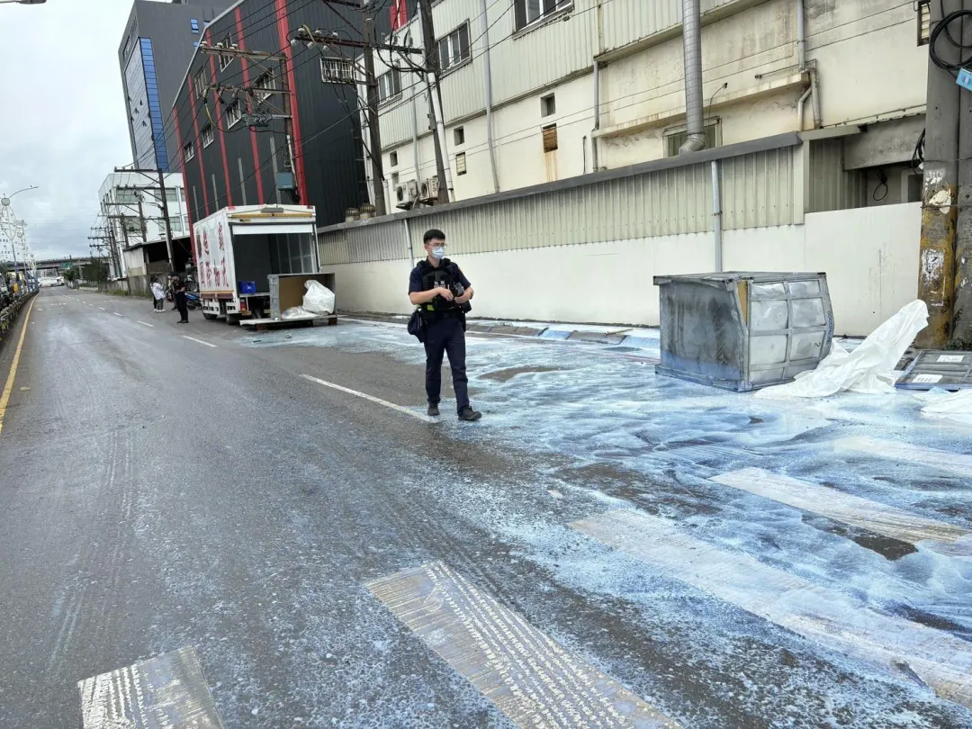 塗料鋪滿道路，彷彿炙熱的夏天，還可以看到下雪的景象。（圖／中天新聞）