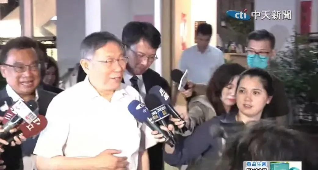 柯文哲被媒體詢問談了什麼則是說氣氛很好且自己吃得很飽。（圖／中天新聞）
