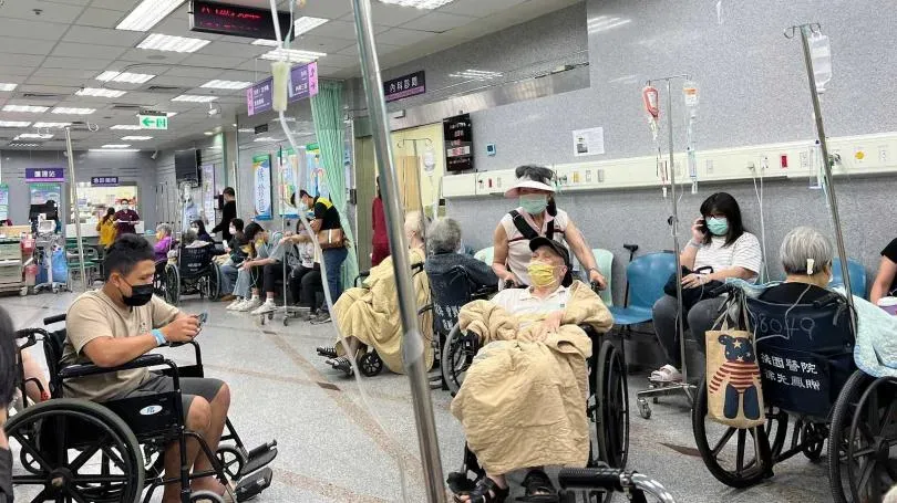 大醫院急診壅塞，但疫情將在7月中迎來最高峰，讓住院床位更吃緊