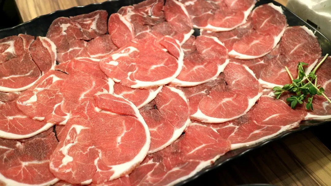 在中高熱量區間的肉品包括梅花豬（370大卡）、嫩肩羊（355大卡）、嫩肩牛（340大卡）及雞腿肉（265大卡）。（示意圖／Pixabay）