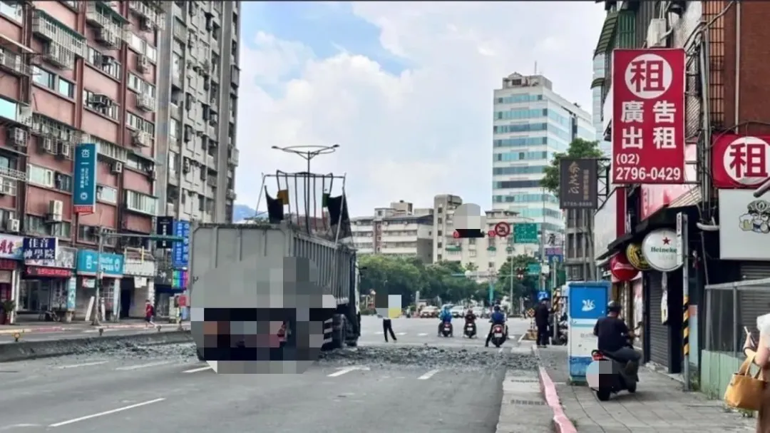 水泥滲漏至路面、路旁人行道及3家店面外牆。(圖/民眾提供)