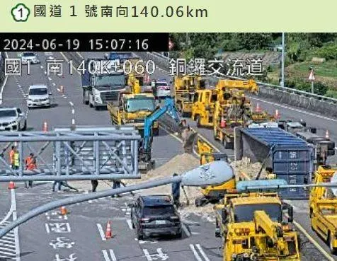 疑似車速沒有控制好，加上載運的細砂重量不輕，過彎時車子失控甩翻。（圖／民眾提供）