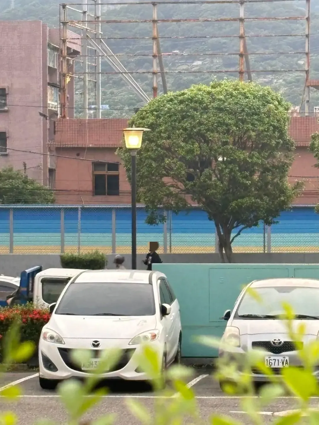 28歲丁姓收水手在附近監控車手和婦人面交情況。(圖/翻攝畫面)