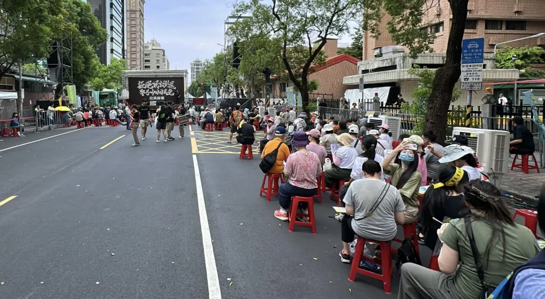 民團發起「青鳥行動」持續在立院周邊表達訴求(攝自中天新聞)