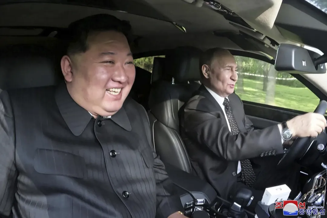 普丁贈送兩三千萬元名車給金正恩後,兩人還輪流駕車。(圖/美聯社)