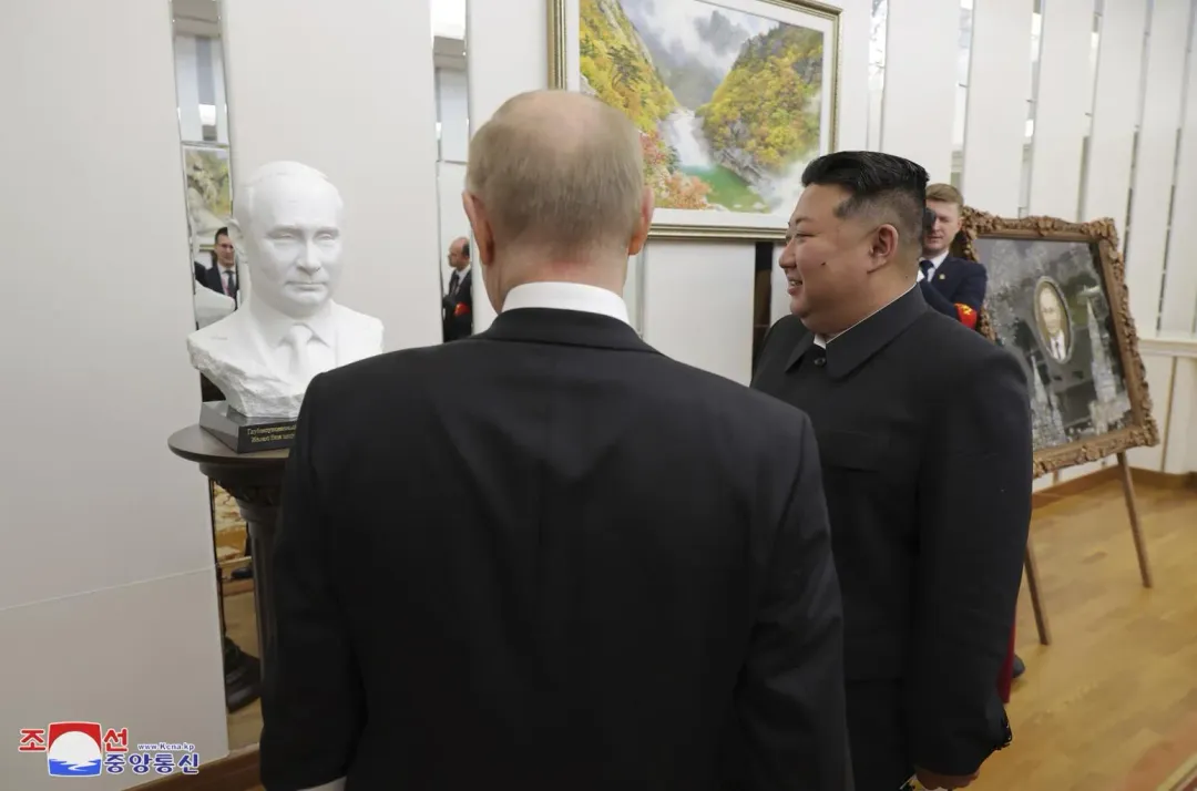 金正恩為秀北韓工匠藝術,刻意送上普丁半身雕像。(圖/美聯社)