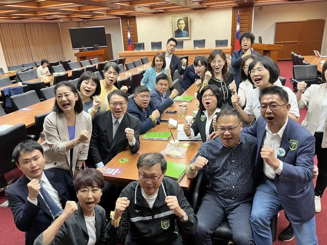 王義川在覆議案投票日現身立院（攝自中天新聞）