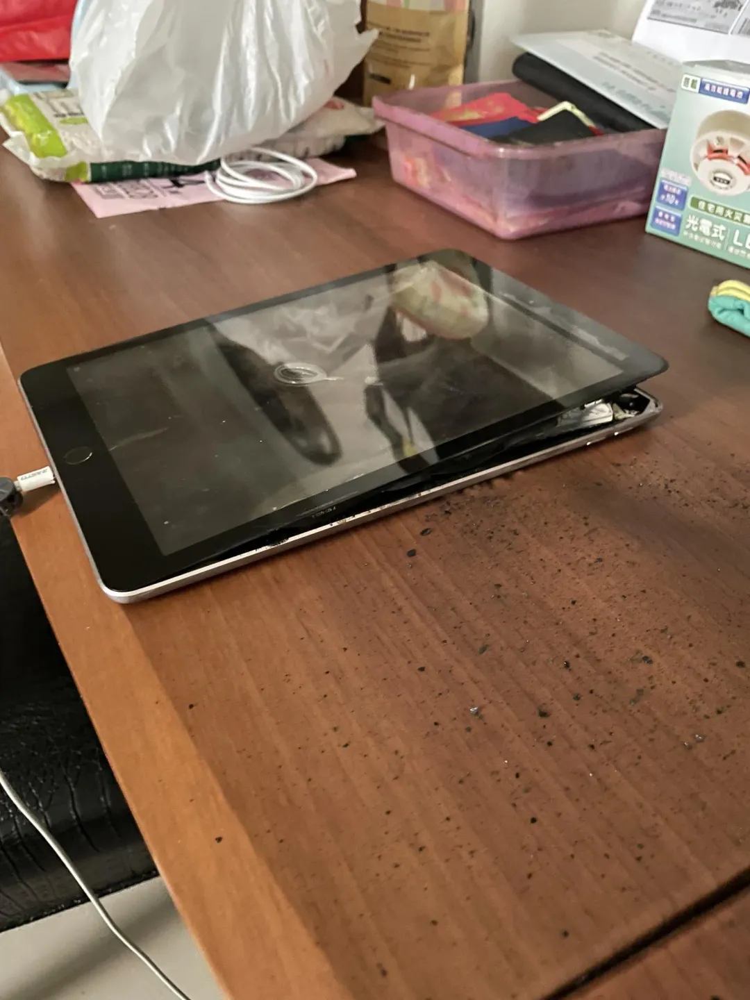 一名網友聲稱家中的iPad充電自燃，想找蘋果客服處理，但被其他網友發現，原Po疑似用非原廠的充電線搭配非授權的轉接頭。（圖/翻攝自PTT網友lee79114）