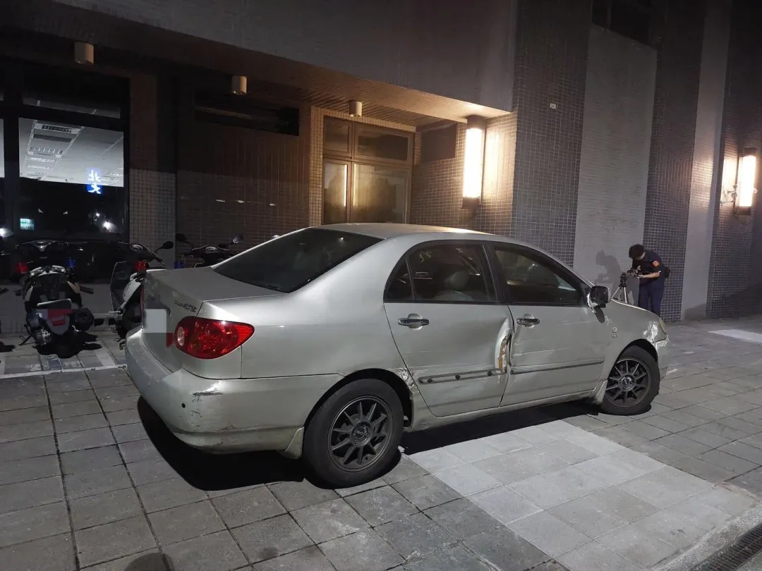 新北一名李姓通緝犯昨(20日)晚間在路上被攔查,結果在被壓制期間,突口吐白沫,最後送醫不治。(圖/中天新聞)