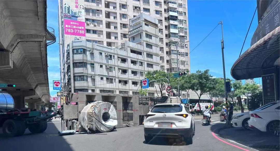 拖板車載運鋼圈掉落。（圖／記者爆料網）