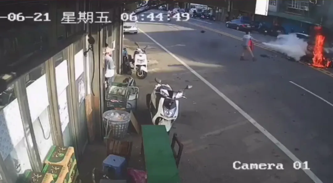 車輛起火民眾協助滅火。（圖／民眾提供）