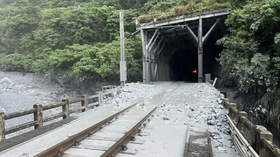 台鐵目前已出動4033次區間車接駁旅客。（圖／民眾提供）