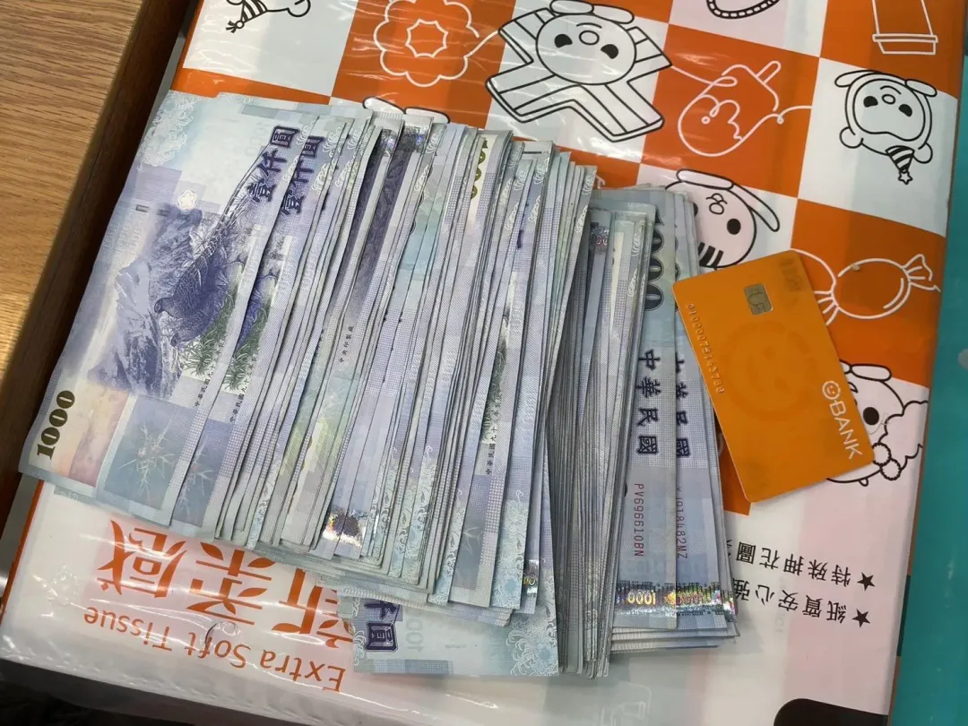 警方現場搜出現金和提款卡。（圖／翻攝畫面）