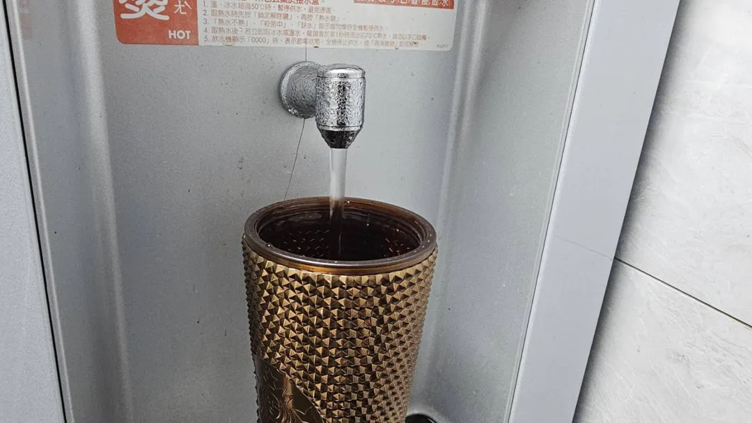 公用飲水機裝水示意圖。（圖／中天新聞）