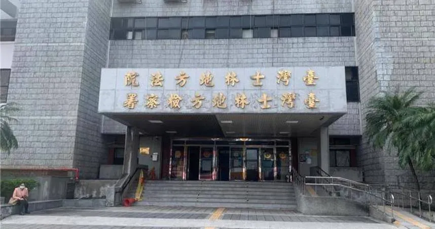 男子黑黑(化名)因在派出所內,對警員使用髒話「X你媽的」而被當場逮捕。(圖/翻攝畫面)