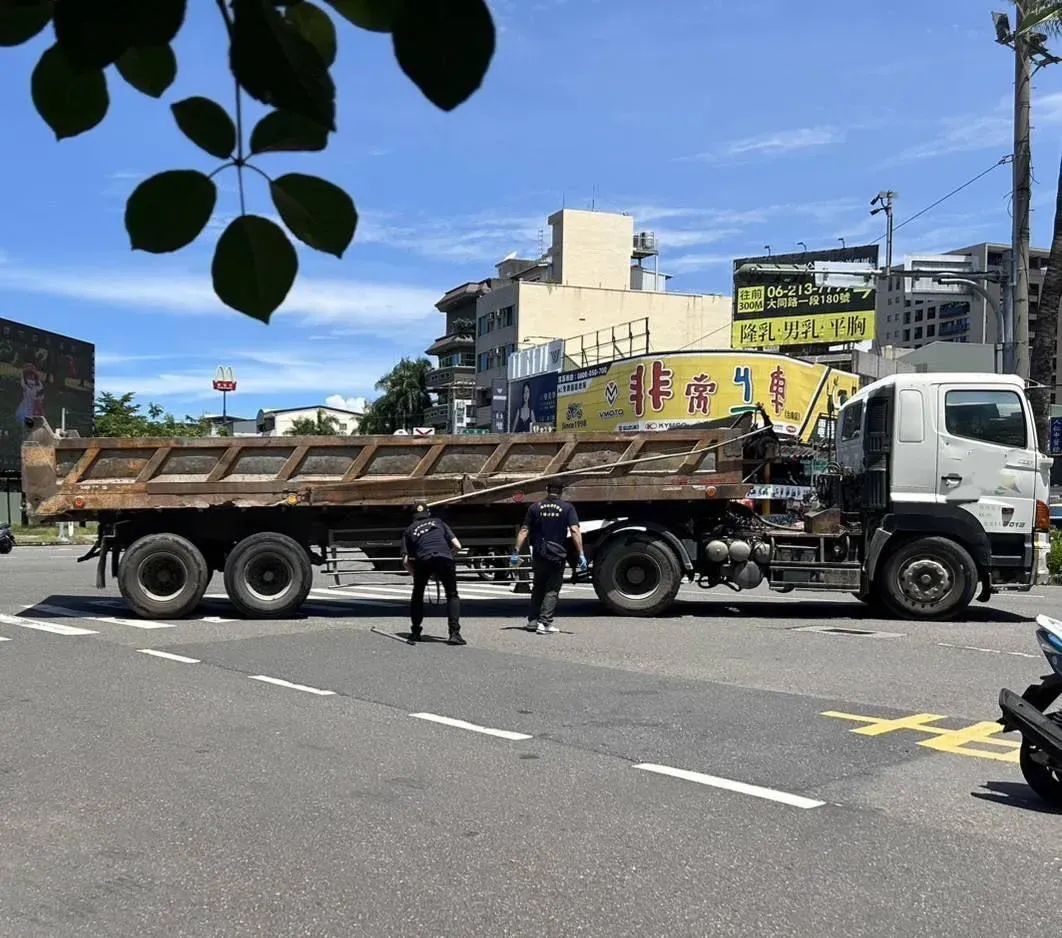 造成車禍的曳引車停在現場。（圖／翻攝畫面）
